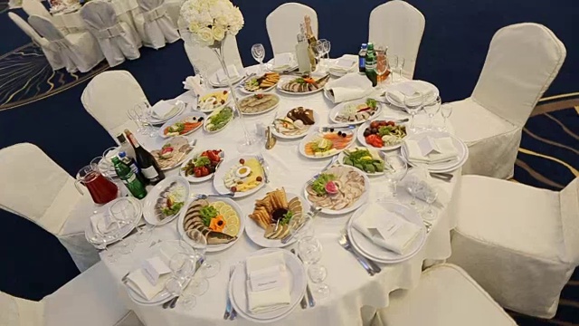 餐厅桌子的白色和蓝色装饰。婚礼的午餐视频素材
