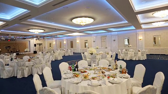 餐厅桌子的白色和蓝色装饰。婚礼的午餐视频素材