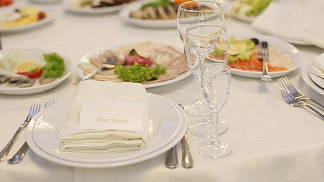 婚礼桌上摆满了美味的食物和写有客人名字的小卡片视频素材