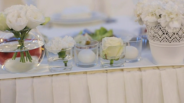漂亮的婚礼装饰桌子，由小白玫瑰视频素材