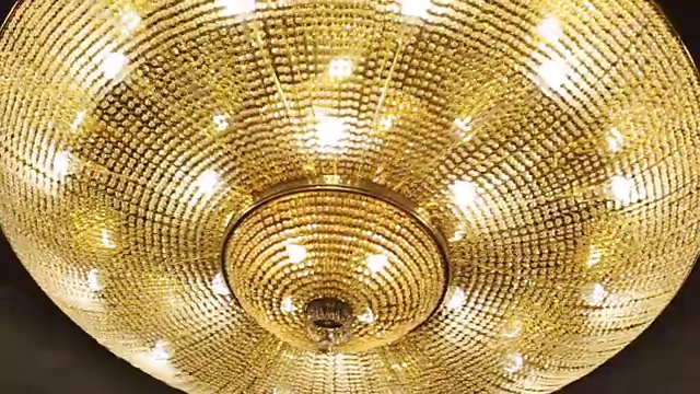 著名昂贵的餐厅里的奇特的金色灯视频下载