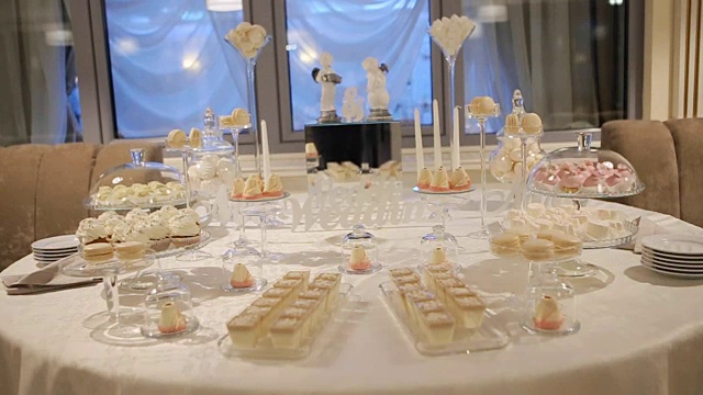 美味的甜点准备在一个很好的餐厅为婚礼派对视频下载