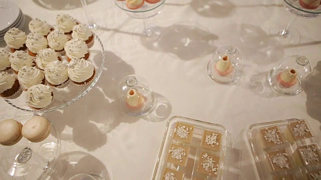 美味的甜点准备在一个很好的餐厅为婚礼派对视频下载