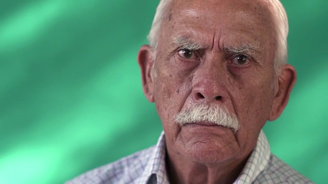 人物肖像悲伤的西班牙老人老人的脸视频素材