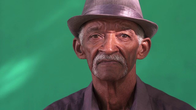 人物肖像严肃的老非裔美国人戴着帽子视频素材