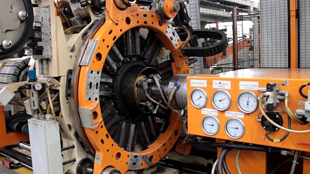自动轮胎制造机在工作胶片视频下载