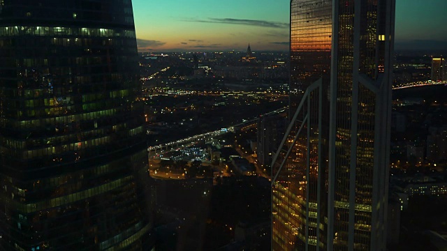 日落时分，摩天大楼和道路交通的鸟瞰图视频素材