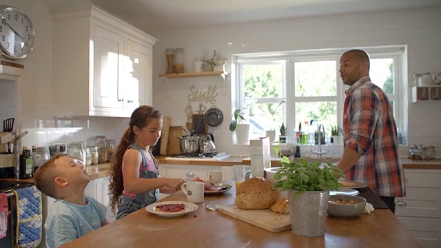 父亲和孩子在厨房吃早餐视频素材