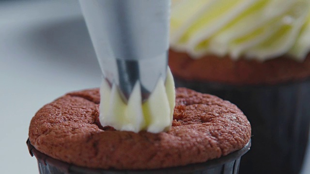 用烹饪袋、糖果机为派对制作五彩纸杯蛋糕视频素材