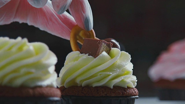 一个用巧克力和饼干装饰的新鲜纸杯蛋糕视频素材