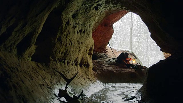史前穴居人回到他的洞穴视频下载