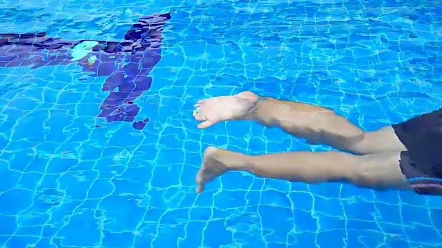 女子游泳运动员在泳池中游泳爬泳，慢动作投篮视频下载