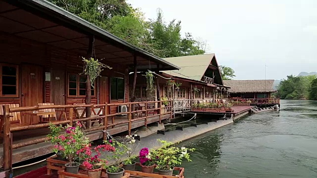 泰国西北部曼谷附近的桂河上的平房视频下载