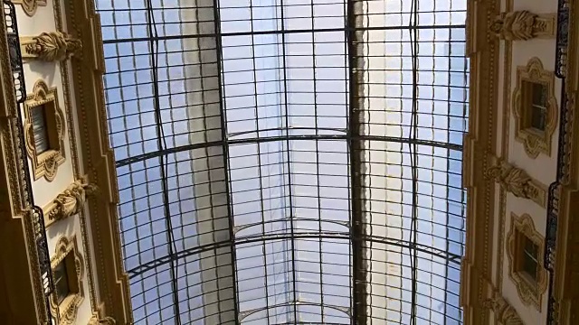 意大利阳光明媚的维克多伊曼纽尔II购物画廊屋顶步行景观4k视频下载