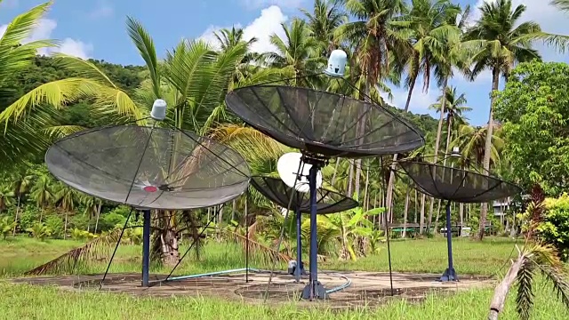泰国kh - chang岛的棕榈树间木质的卫星天线视频素材
