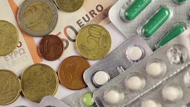 不同的欧元钞票上的药丸和五颜六色的药视频下载