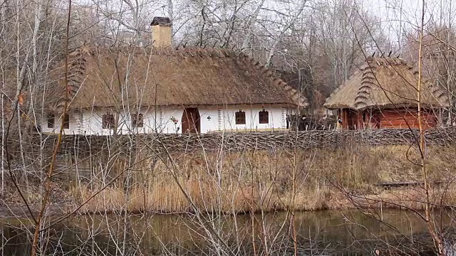 有茅草屋顶的乌克兰小屋视频下载