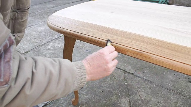木匠正在用漆铺桌子视频下载