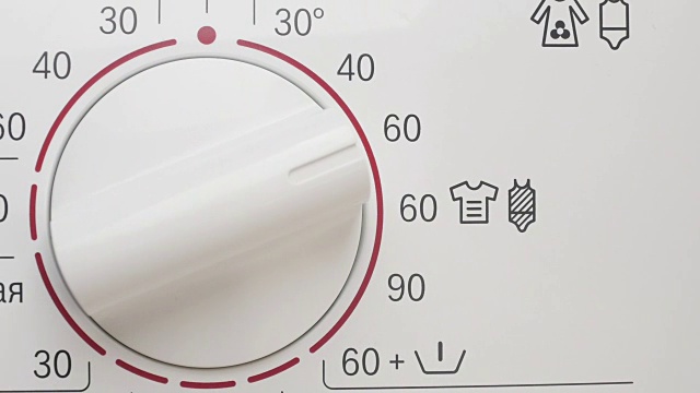 通过选择温度对洗衣机进行编程。视频素材