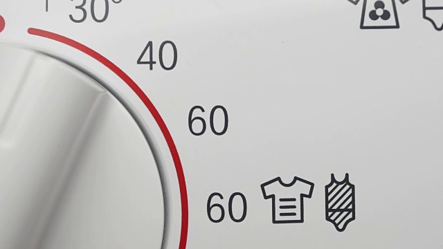 通过选择温度对洗衣机进行编程。视频素材