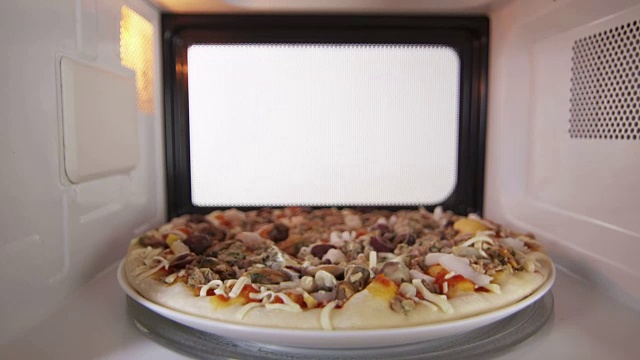 在微波炉内解冻生冷冻海鲜披萨视频下载