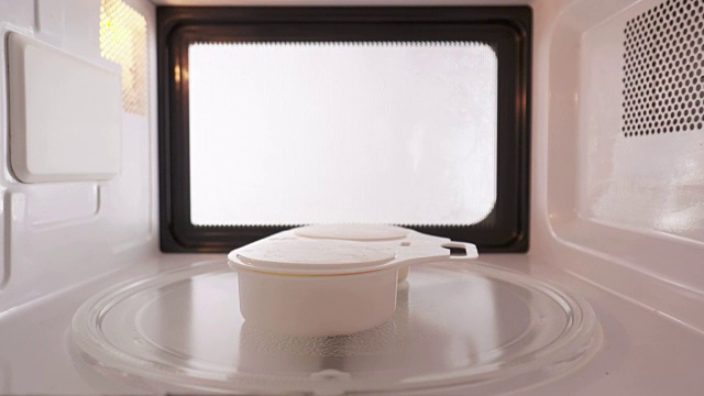 用两杯煮蛋器在微波炉里煮荷包蛋视频下载