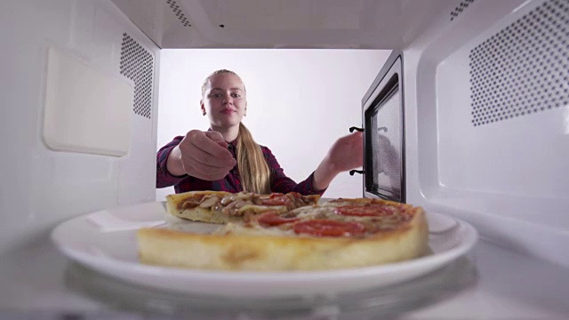 用微波炉重新加热剩下的披萨视频素材