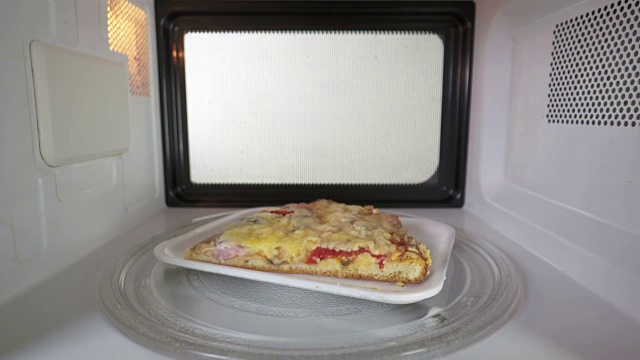 用微波炉重新加热剩下的披萨视频下载