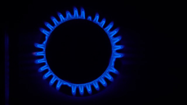 用火柴点燃厨房煤气炉的煤气视频下载