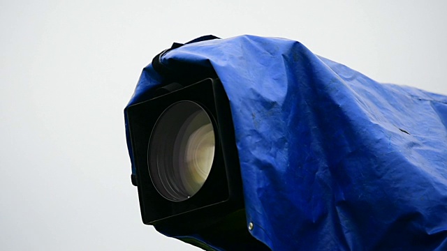 新闻摄像机被蓝色雨罩保护着视频下载