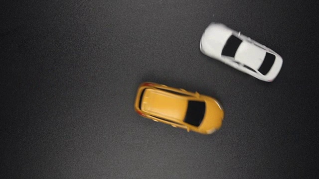 慢镜头:两辆玩具车在路上相撞(面对面)视频素材
