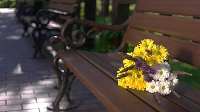 花束放在棕色的长凳上。视频素材