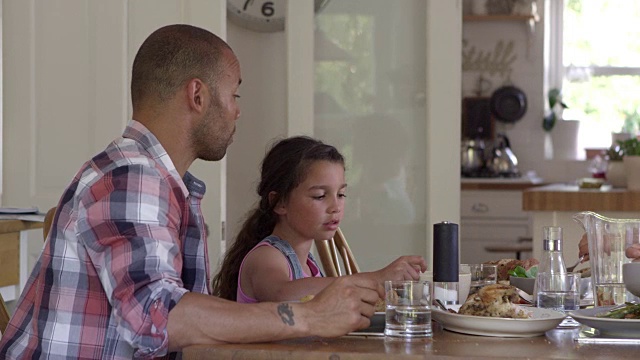 家人在家一起在餐厅用餐视频素材