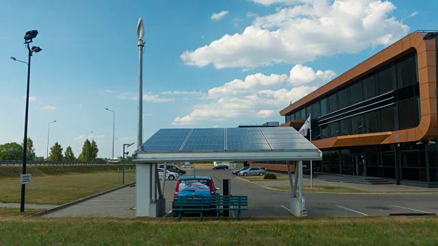 2016年7月2日，立陶宛维尔纽斯，太阳能电池板充电的电动汽车视频下载