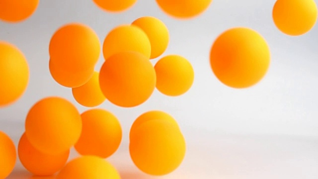 许多橙色的球以慢动作落下视频素材
