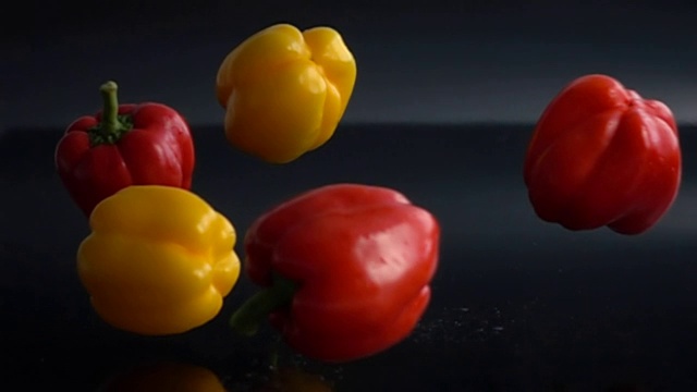 辣椒落在黑色背景上视频素材
