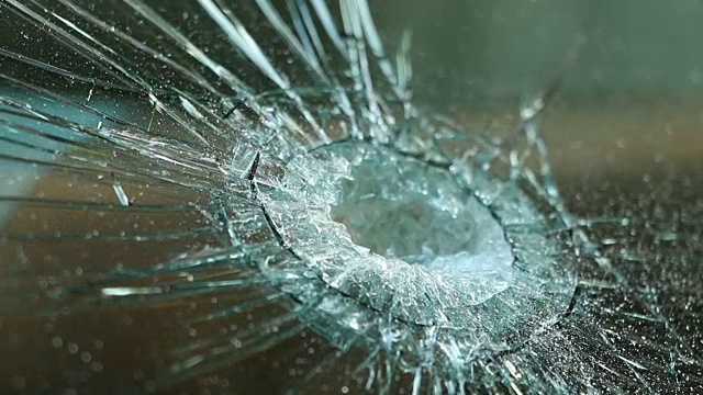 破碎的汽车挡风玻璃。视频素材