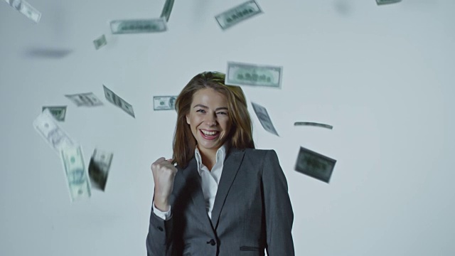 美元落在成功的年轻女商人身上视频素材