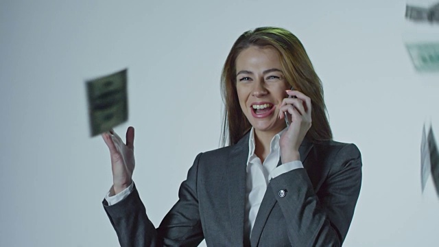钱落在女商人的手机通话上视频素材