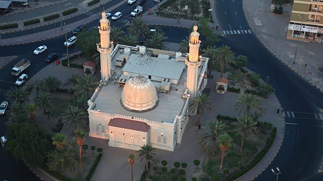 科威特城一个环形路口的清真寺视频下载