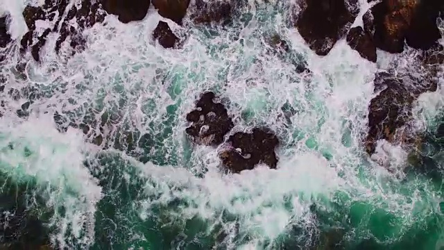 海浪在海洋悬崖上的鸟瞰图视频素材