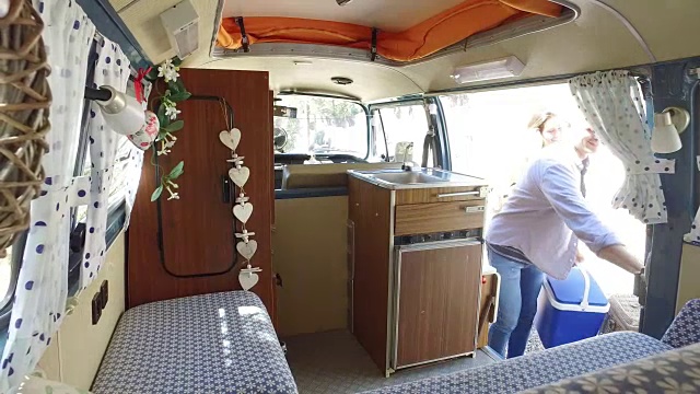 一家人微笑着走进一辆露营车，用R3D拍摄视频素材