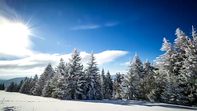 冬季山上的日落时间流逝视频素材
