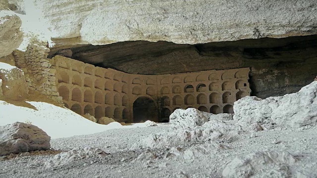 位于克里米亚Novy Svet的Chaliapin岩洞里的古老酒窖视频下载