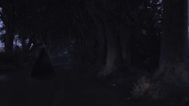 一个带面具的邪恶人物的4k恐怖镜头，在黑暗树篱，北爱尔兰视频下载