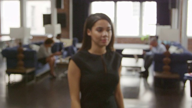 年轻女商人的肖像在办公室拍摄的R3D视频素材