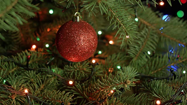 圣诞树上装饰一个红球的背景花环视频素材