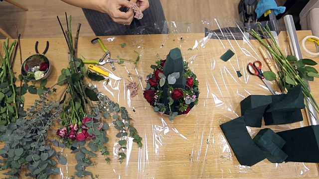 从上面看花店工作与花卉组成在桌子上视频素材