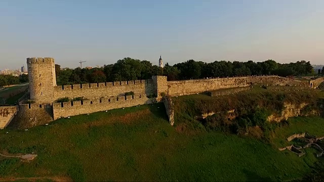 鸟瞰贝尔格莱德堡垒和贝尔格莱德胜利者雕像视频素材