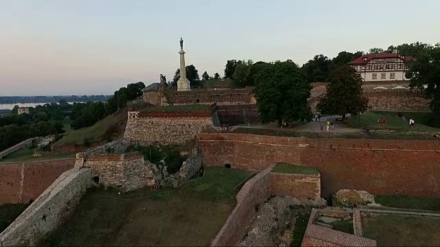 鸟瞰贝尔格莱德堡垒和贝尔格莱德胜利者雕像视频素材